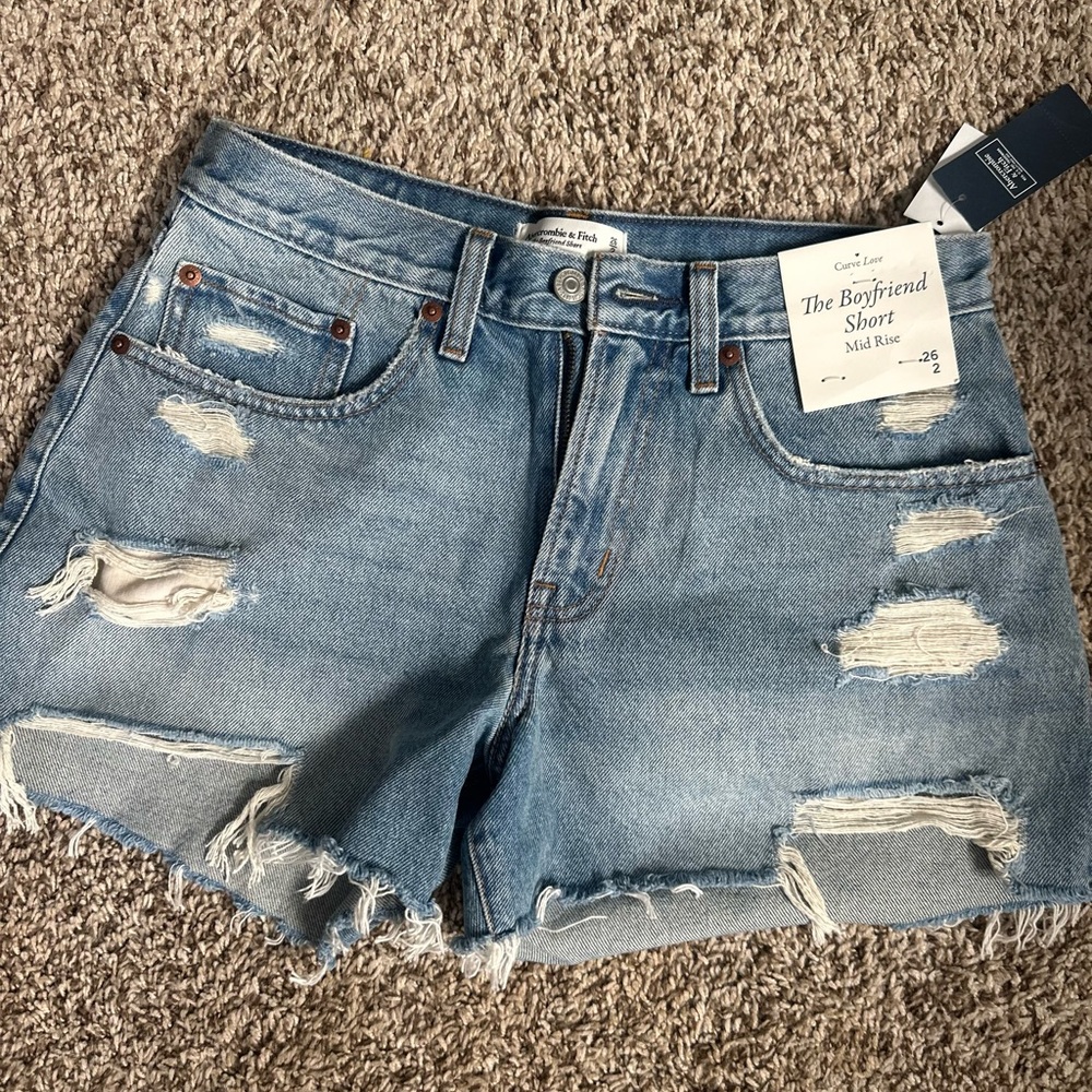 Abercrombie midrise boyfriend shorts NWT- size 2 curve love